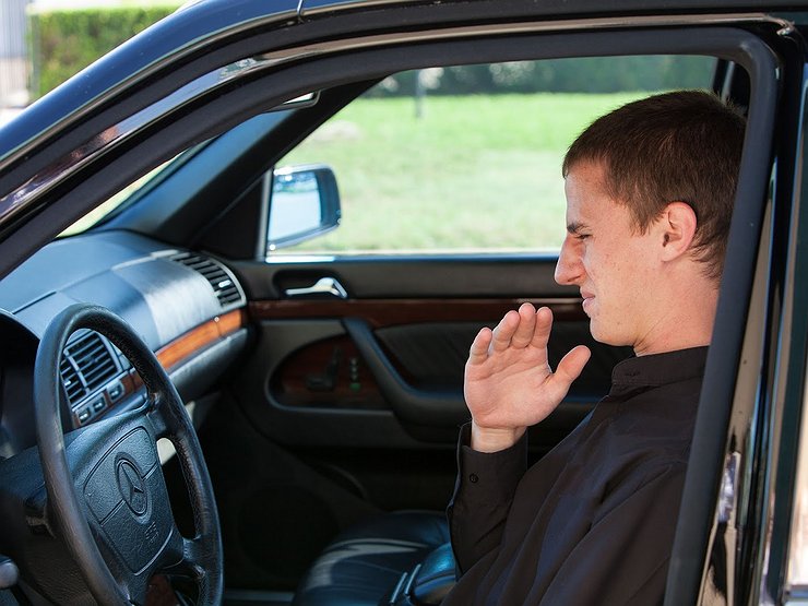 Неприємні запахи в автомобільному салоні від кондиціонера