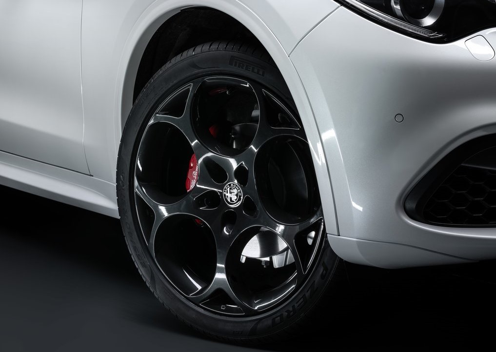 Черный легкосплавный диск Альфа Ромео Stelvio Veloce Ti