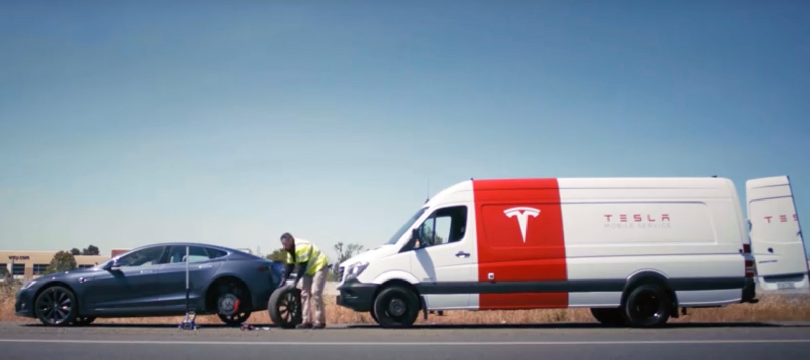 Сервисное обслуживание Tesla на дороге