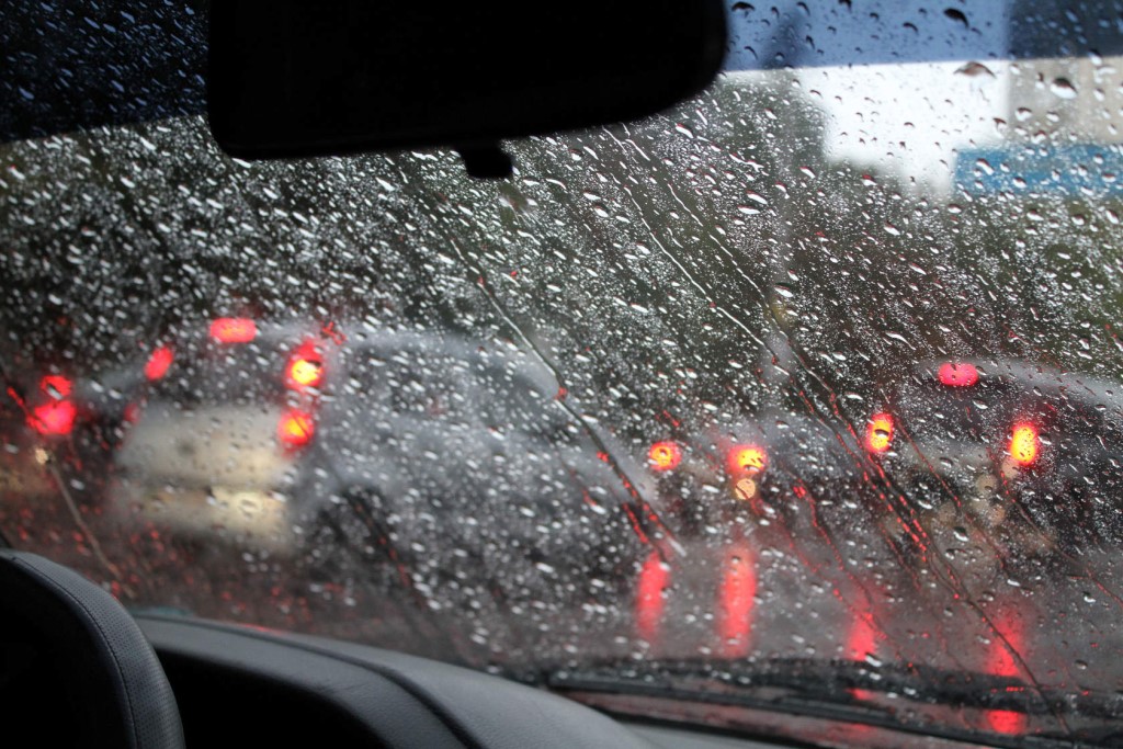 Як вести машину в зливу