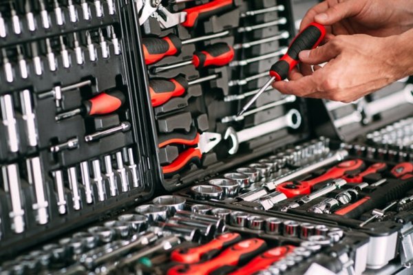 Подарить автомобилисту набор инструментов