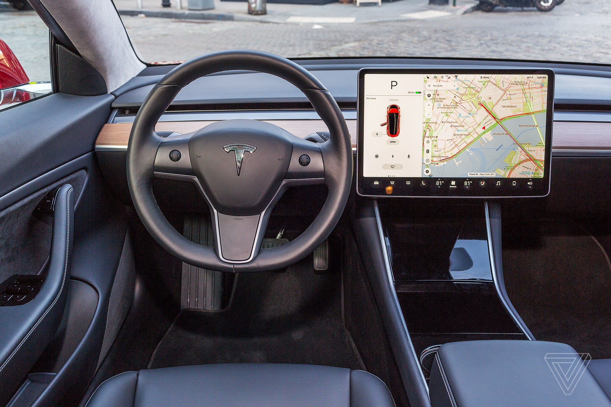 Компания Tesla модернизировала програмное обеспечение - теперь водитель может пользоваться автопилотом во время выезда с парковки