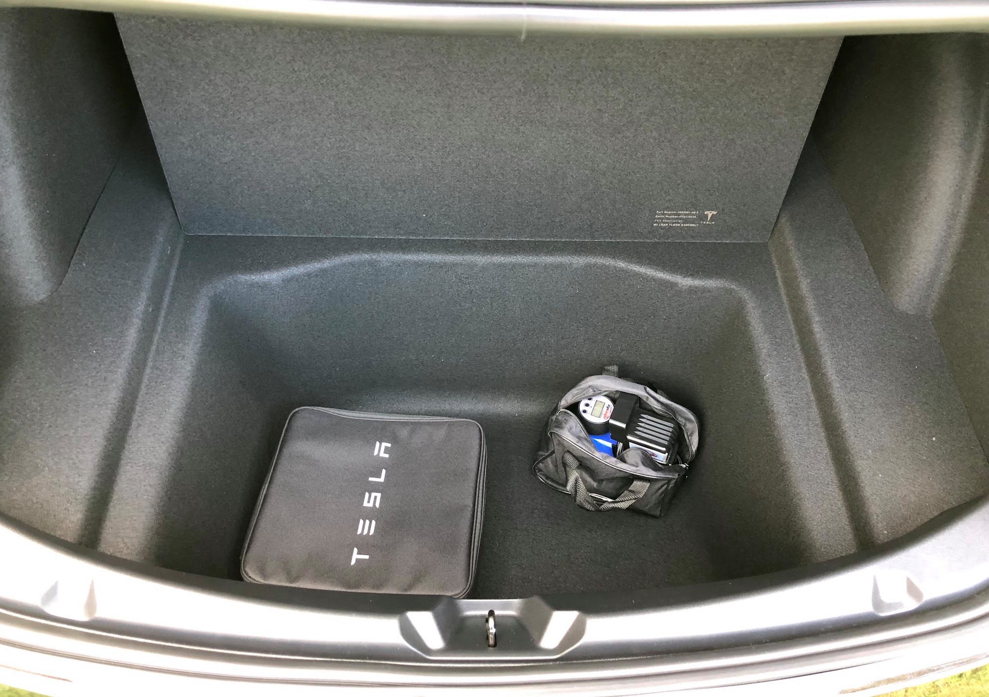 Почему в багажнике Tesla нет запасного колеса