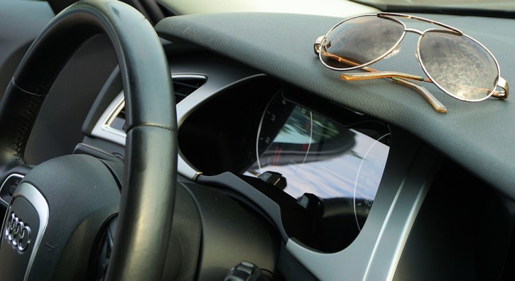 Почему опасно оставлять очки в машине зимой