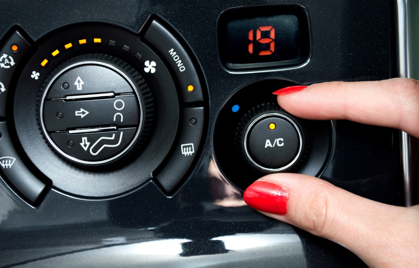 климатическая установка в автомобиле, регулирующая поступление тепла и прохлады в автосалон