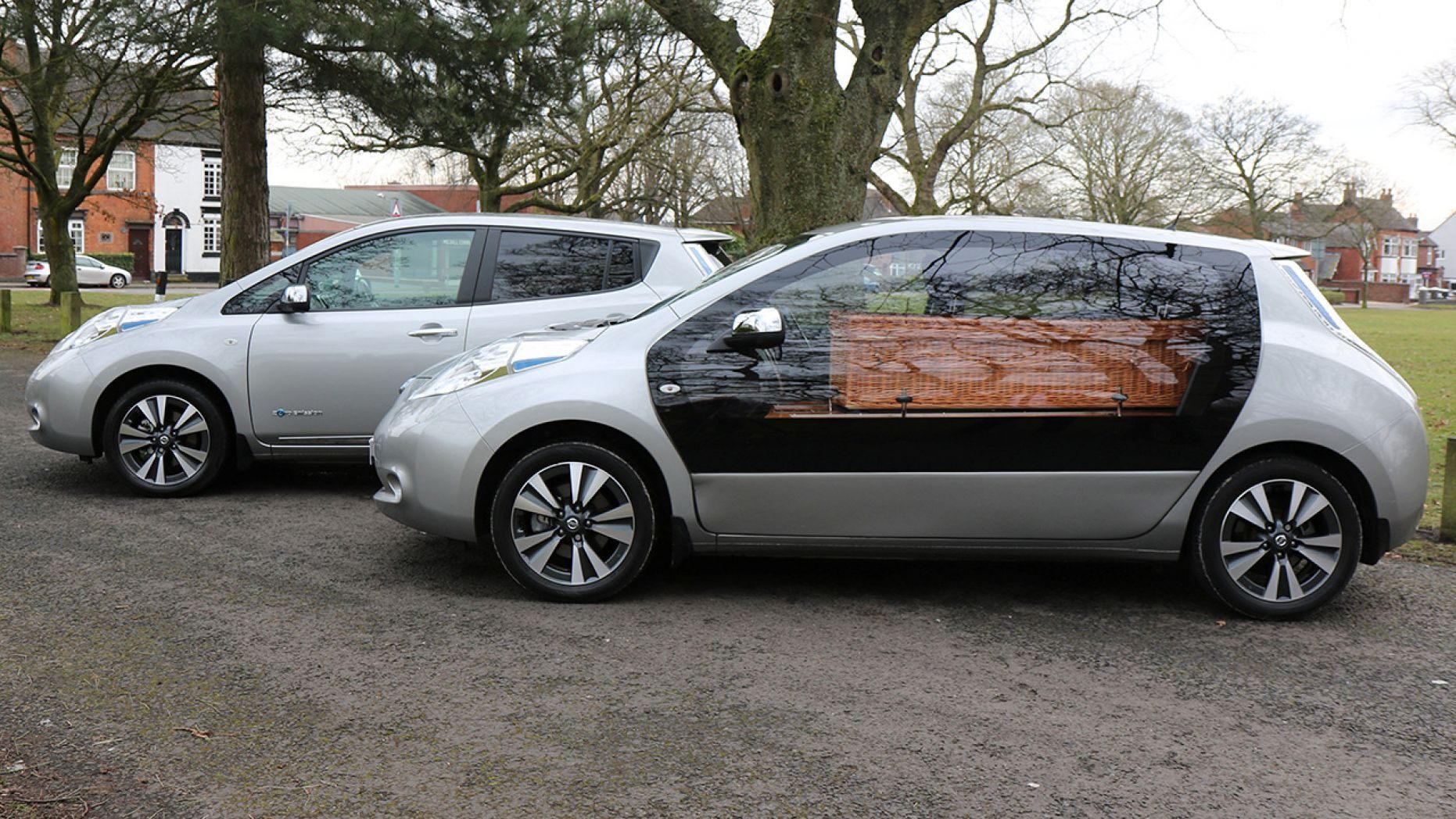 Электрический катафалк Nissan Leaf с большими прозрачнойыми стеклянными дверьми