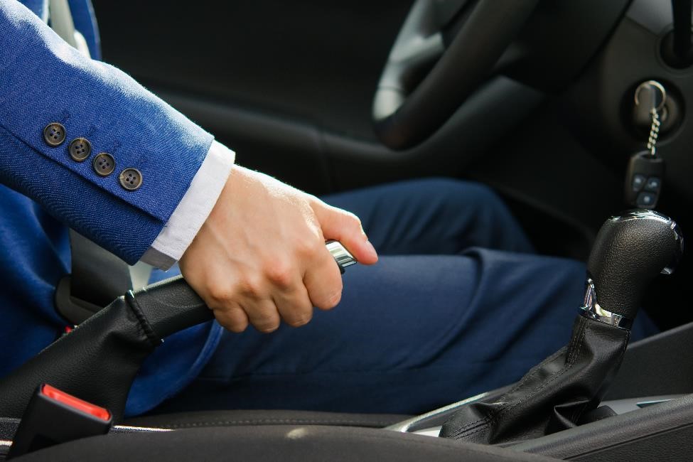 Як зупинити автомобіль важелем ручних гальм