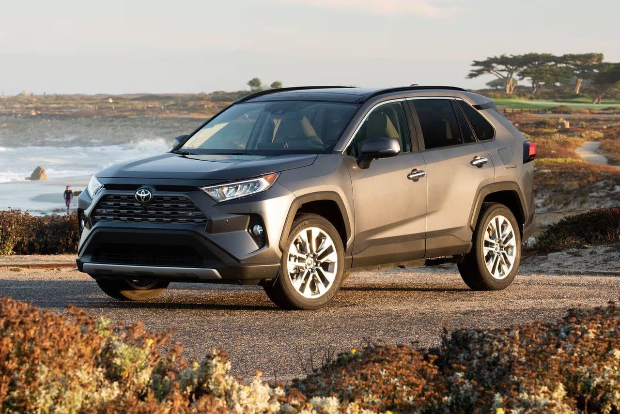 Искать Toyota RAV4 для семьи