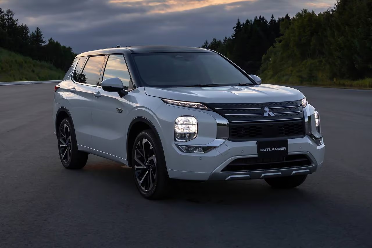 запас ходу гібридного Mitsubishi Outlander PHEV скільки проїжджає на електротязі гібридний Mitsubishi Outlander PHEV