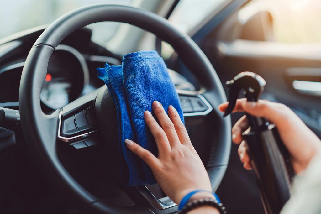 Простые способы чистки руля в машине