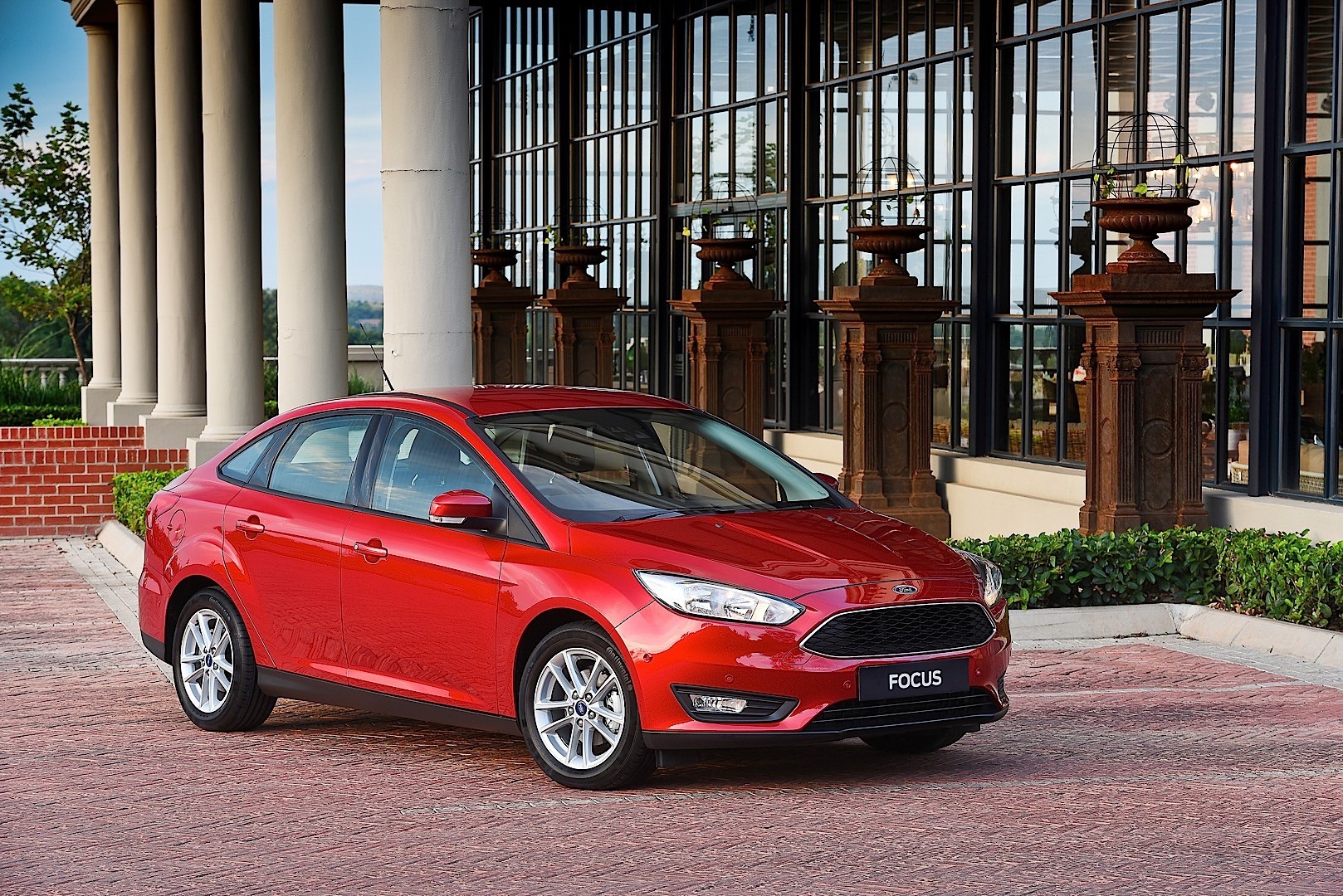 Дивитись каталог седанів Ford Focus червоного кольору