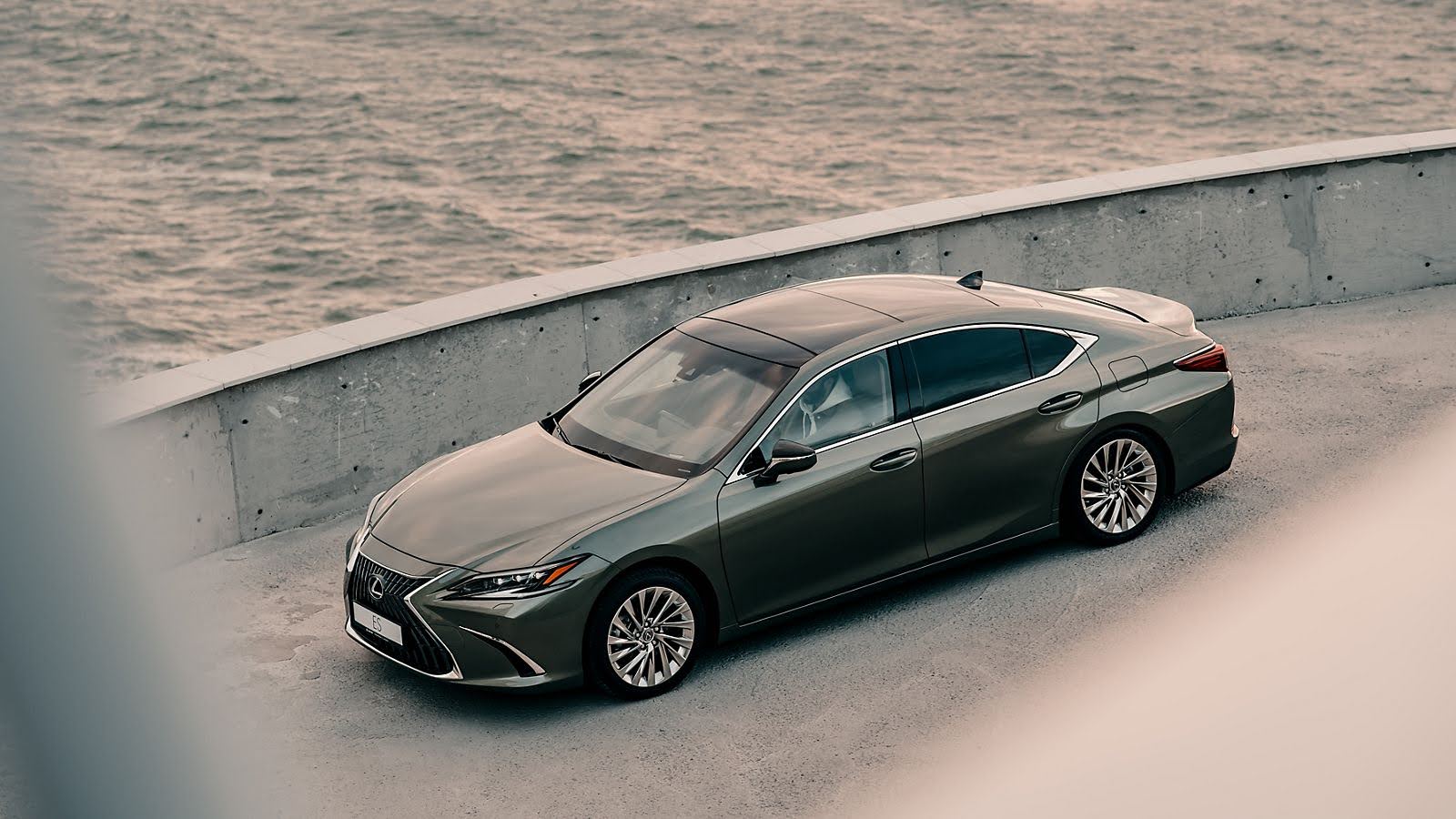 Інтелектуальні технології безпеки в седані Lexus ES