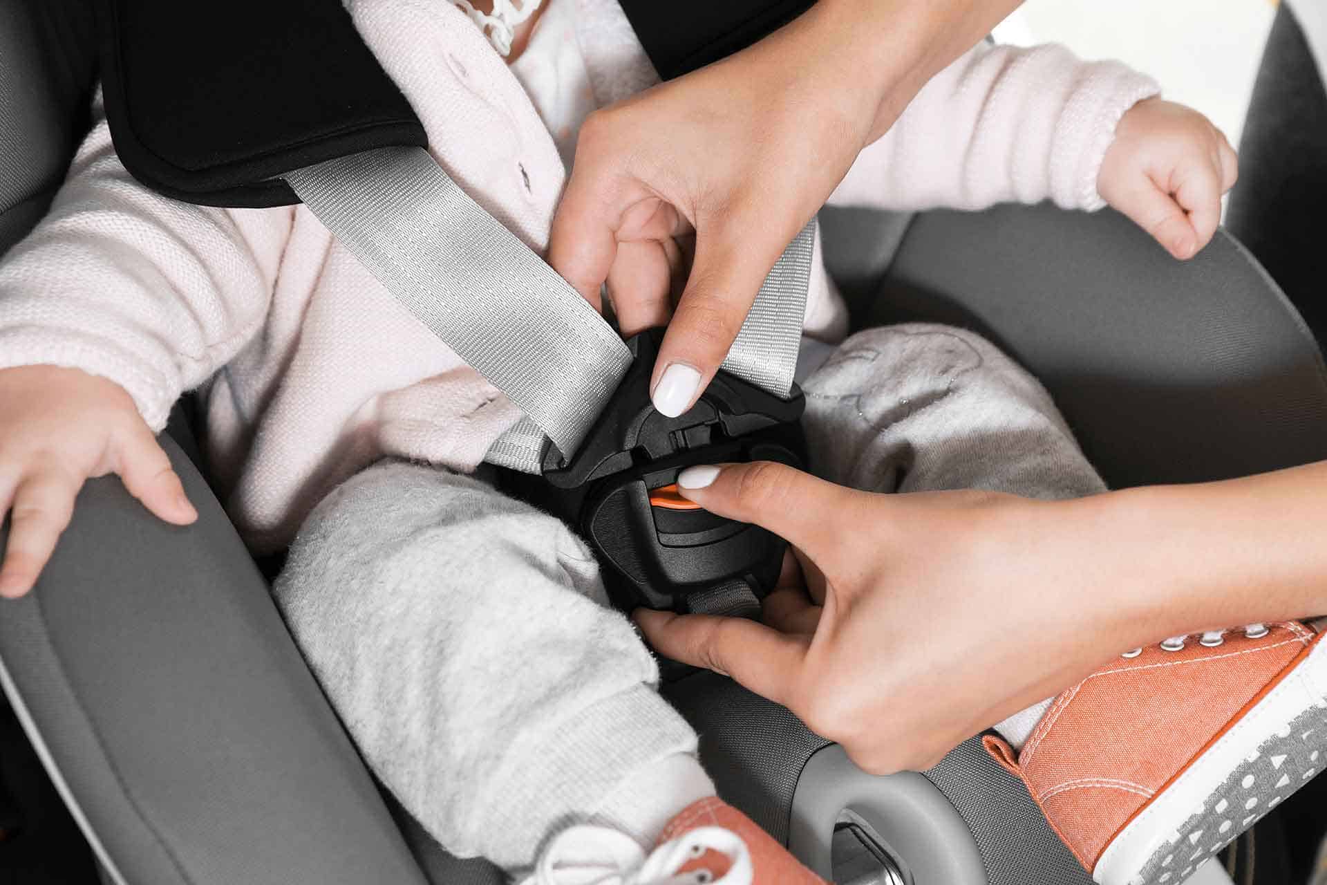 Установка дитячого автокрісла в машину