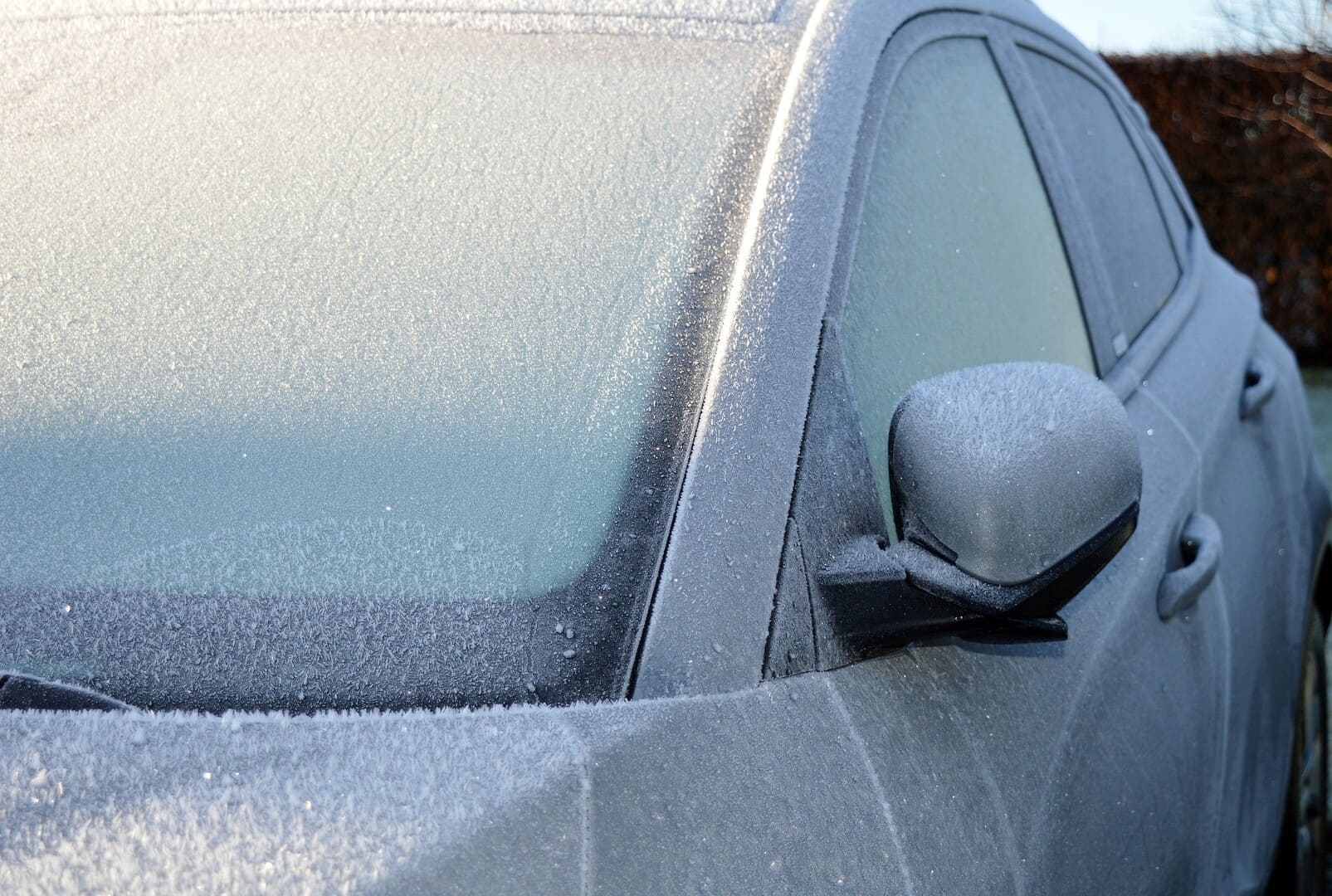 Как быстро удалить лед со стекла машины