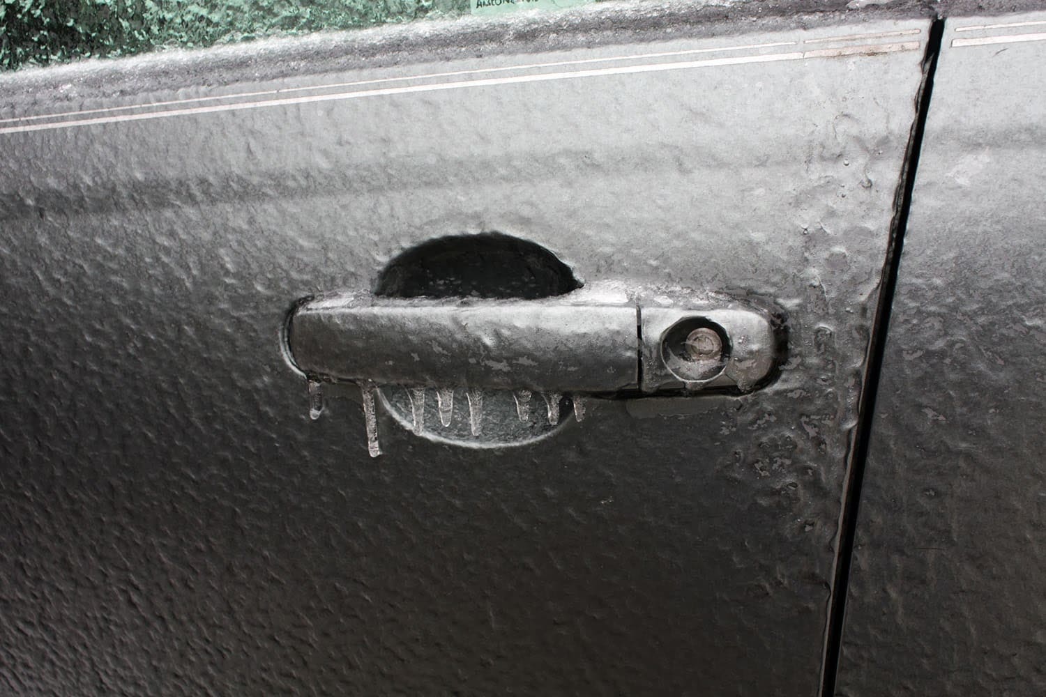 Як безпечно відкрити замерзлий замок машини