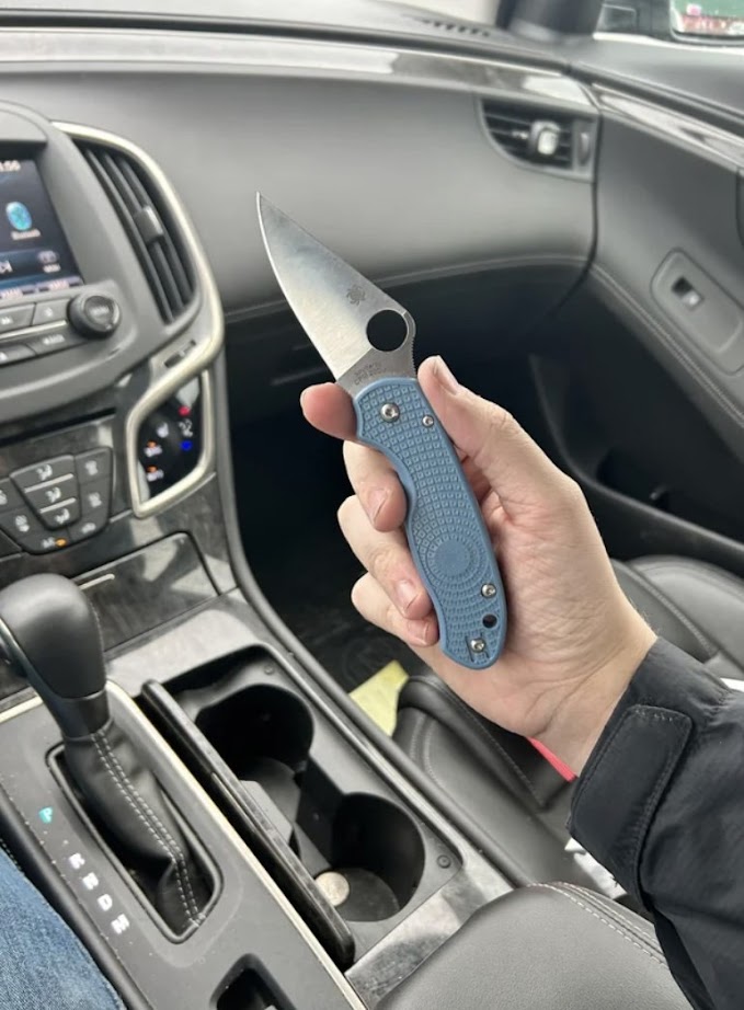 Способи застосування ножа в автомобілі
