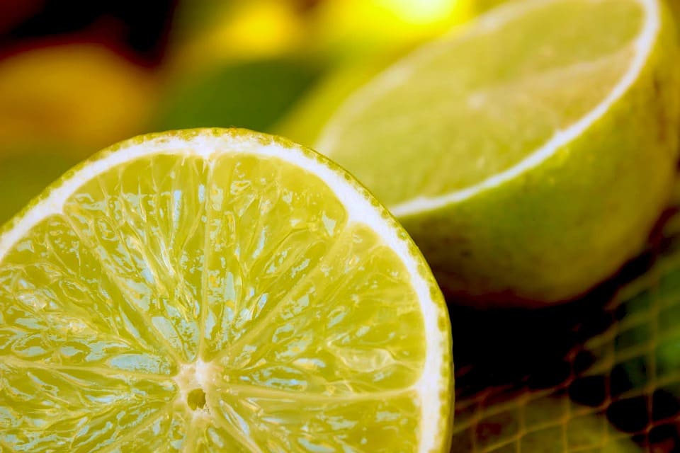 Избавиться от запаха бензина на руках поможет лимон