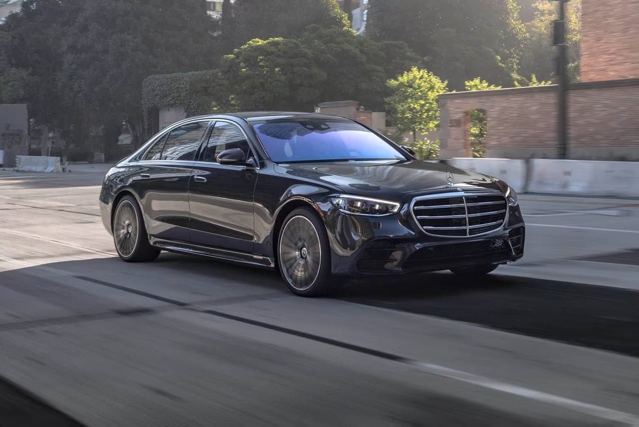 Выбрать Mercedes-Benz S-Class с панорамной крышей