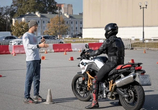 где научиться ездить на мотоцикле