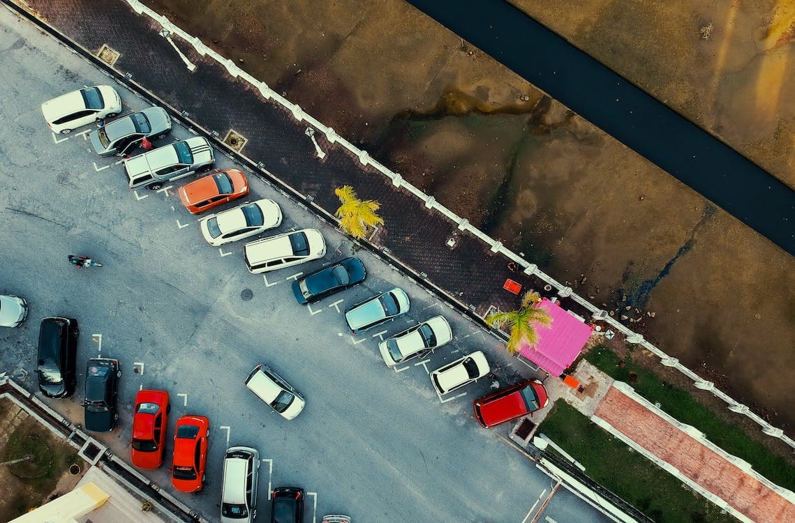 Які автомобілі вміють паркуватись самостійно