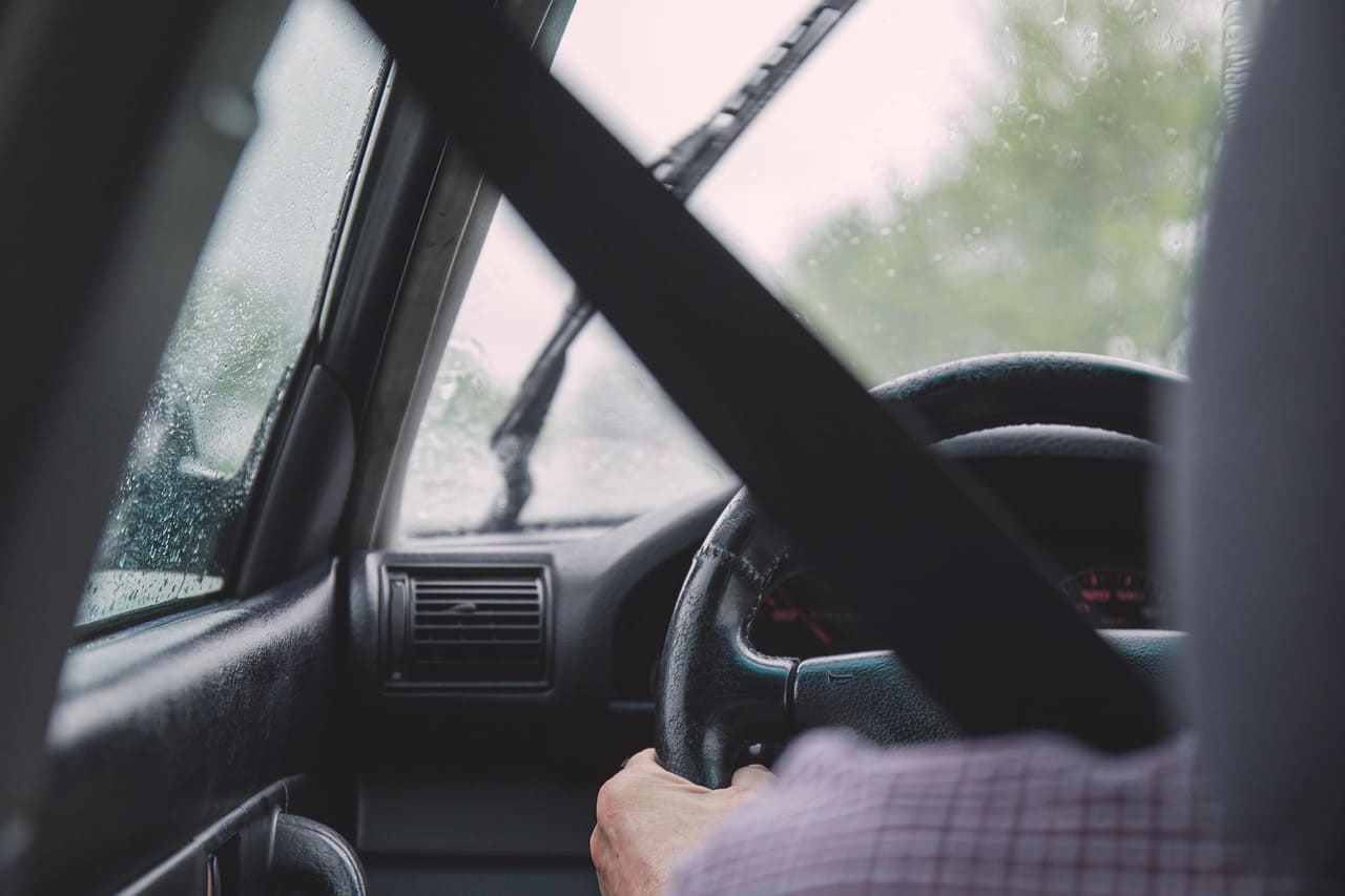 Особливості водіння автомобіля в зливу