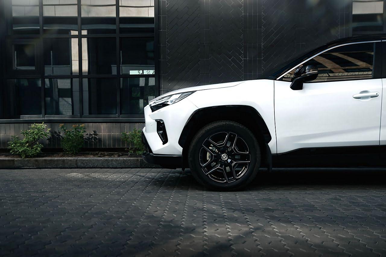 гібридний кросовер Toyota RAV4 