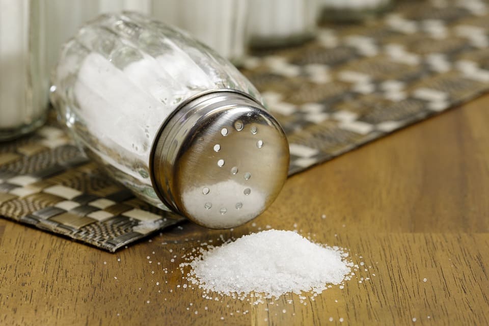 Соль поможет избавиться от запаха бензина