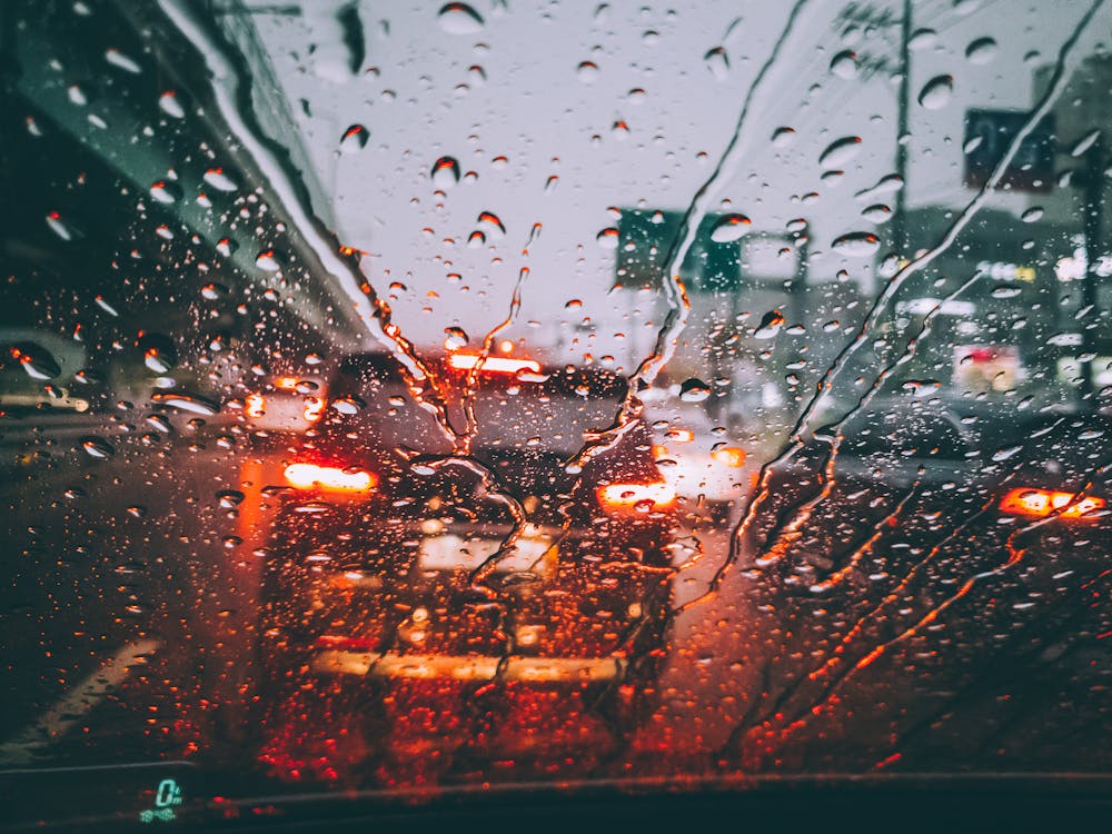 Стоит ли использовать антидождь для стекла авто